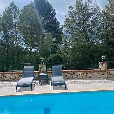 A Quiet, Peaceful Βίλα *