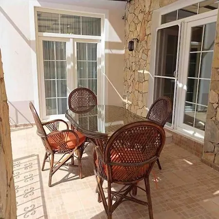 A Quiet, Peaceful * Φετιγιέ